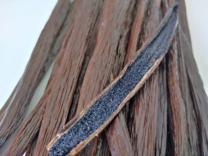 Bundle of organic Ceylon vanilla beans showing 17cm+ length and Grade A+ quality characteristics